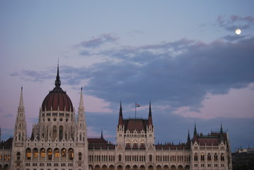 Il bellissimo parlamento di Budapest scattato da Buda