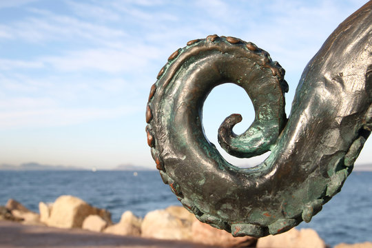 tent&aacute;culo de una escultura de pulpo en la costa