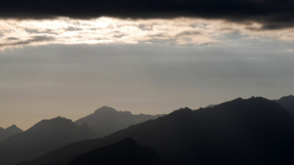 Tramonto su panorama delle Alpi Italiane