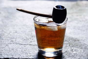 Ein glas whiskey und ein tabakpfeife
