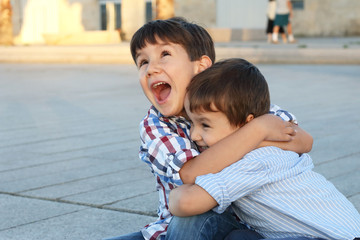 niños felices abrazados al atardecer 