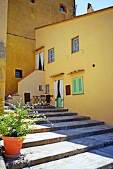 Fototapeta na wymiar caratteristiche abitazioni nel borgo medievale di Bibbona in Toscana Italia