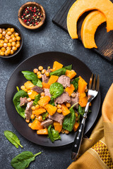 Warm salad with pumpkin, baked beef, spinach and chickpeas.