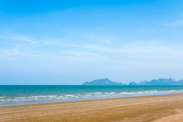 Fototapeta na wymiar sea sand and blue sky background