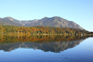 ruhiger Walchensee im Herbst