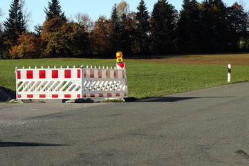 Straßenabsperrung am Rand