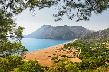 Foto op Plexiglas Turkije Luchtfoto panoramisch uitzicht op een van de mooiste stranden ter wereld en Turkije - Cirali of Chirali in de buurt van Antalya, omgeven door majestueuze bergen en de Middellandse Zee