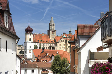 Obraz premium Germany, Sigmaringen, upper Danube: Ancient Hohenzollern castle overlooks old parish church St. John the city with blue sky in the background.