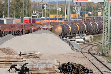 Güterwagons stehen im Güterbahnhof