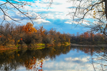 Obraz premium Autumn landscape. Forest lake in autumn forest