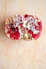 половина граната крупным планом.