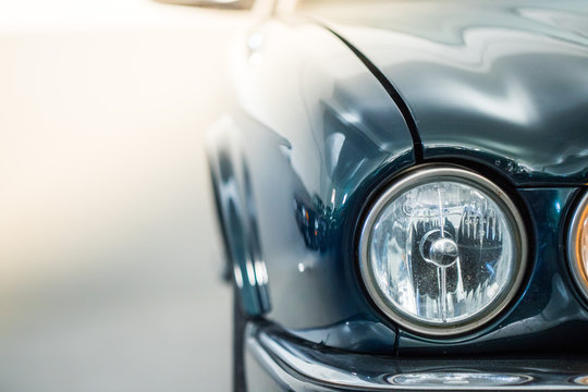 Scheinwerfer eines Autos, Klassiker im Sonnenlicht