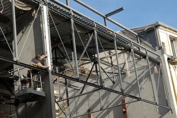 Montage d'une charpente m&eacute;tallique 