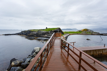Obraz premium Abandoned wooden house on the stony shore