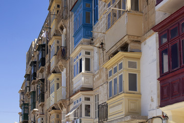 Fototapeta premium Close up view of old, historical buildings in Valletta / Malta. Image shows architectural style of the city and lifestyle. It's the capital of the Mediterranean island nation of Malta.