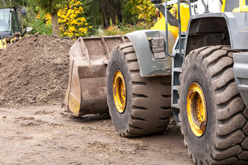 Obraz premium wheel loader clears the road during construction work
