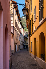 Fototapeta na wymiar Häuser in der Altstadt von Gravedona am Comer See