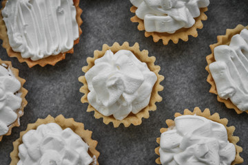 Tartlets with Italian meringue