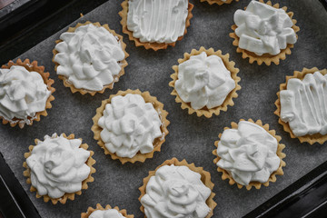 Tartlets with Italian meringue