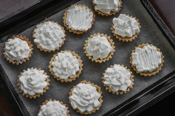 Tartlets with Italian meringue