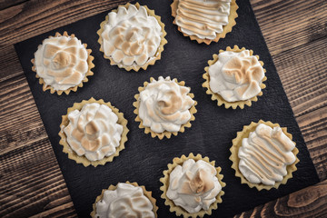 Tartlets with Italian meringue