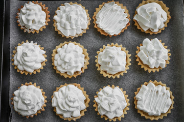 Tartlets with Italian meringue