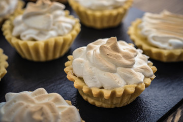 Tartlets with Italian meringue