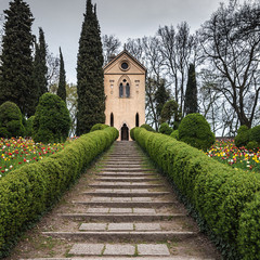 viale verso la chiesa