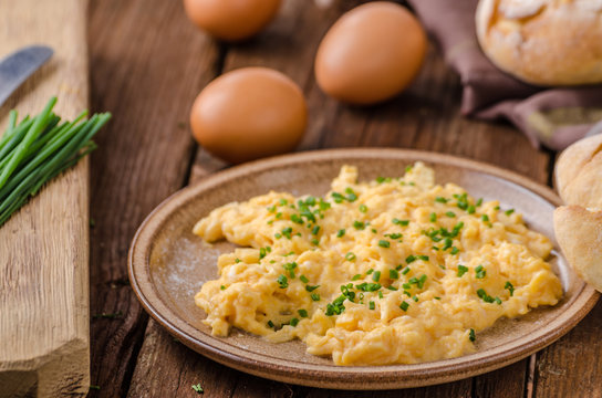 Scrambled eggs with herbs