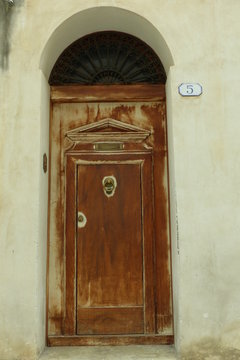 porta antica di legno rovinata