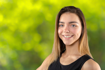 Naklejka premium Beautiful young smiling woman outdoors