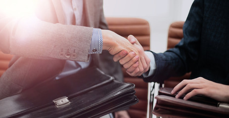 Obraz premium businessman shaking hands to seal a deal with his partner