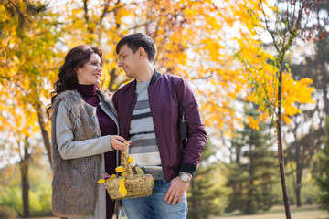 Naklejka premium couple walks in the park