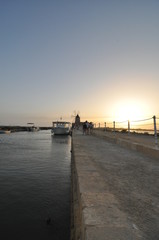 Saline di Marsala con i suoi mulini e vasche al tramonto