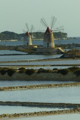 Saline di Marsala con i suoi mulini e vasche al tramonto