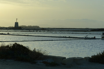 Saline di Marsala con i suoi mulini e vasche al tramonto