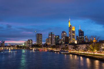 Obraz premium Panoramę Frankfurtu z rzeką Men podczas niebieskiej godziny