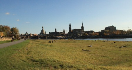 Obraz premium Goldener Oktober am Dresdner Elbufer