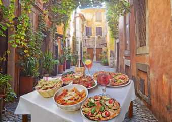 Panele Szklane  Letnia kolacja. Makaron, pizza i domowe jedzenie w restauracji Rzym. Smaczne i autentyczne włoskie jedzenie.