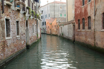 Fototapeta na wymiar Perspective of a Venice canal between old houses