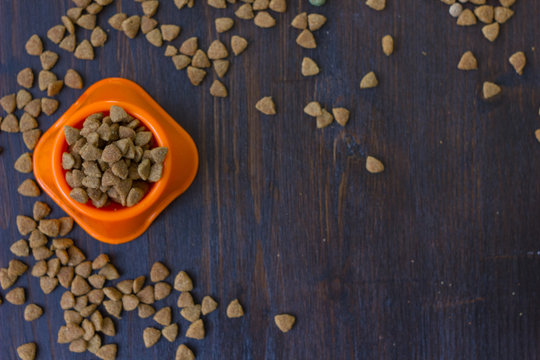 Top view of dry pet food in a bowl.