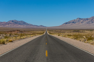 Fototapeta na wymiar infinity road into the desert