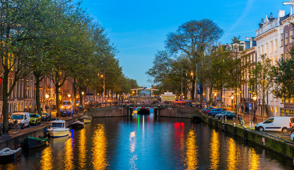 Fototapeta na wymiar Canal d'Amsterdam le soir, Hollande, Pays-Bas