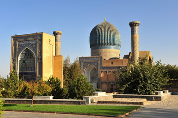 Samarkand: beautiful mosque and minaret