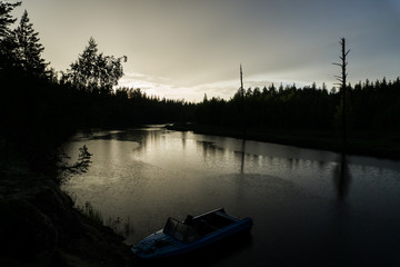 Obraz premium Beautiful sunset at the forest river