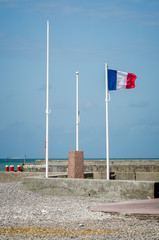 Drapeau français en bord de mer.