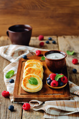 Cottage cheese pancakes with honey, sour cream and berries
