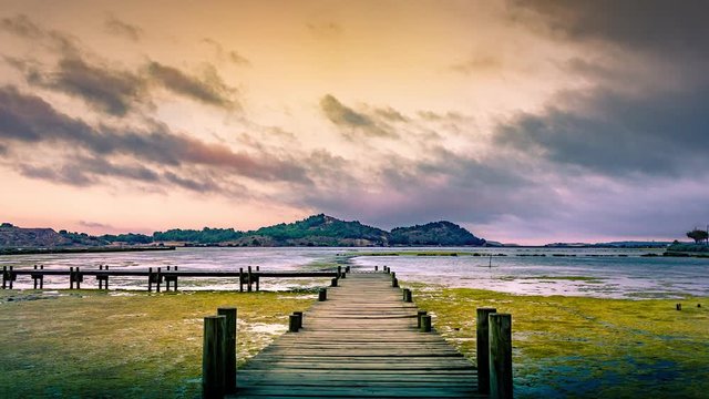 lever du jour sur &eacute;tang du doul a Peyriac de mer en Occitanie