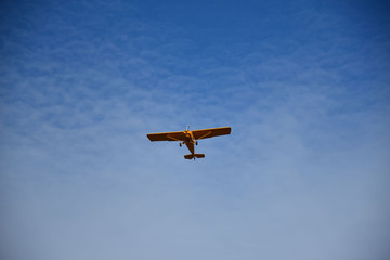 avioneta un dia de otoño en cielo despejado