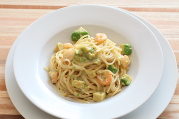 エビとアボカドのクリームパスタ